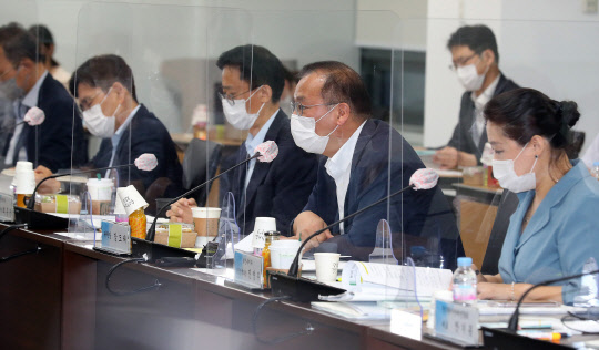 강도태 보건복지부 2차관이 26일 서울 서초구 국제전자센터에서 열린 제19차 건강보험정책심의위원회에 참석해 발언하고 있다.   [보건복지부 제공]